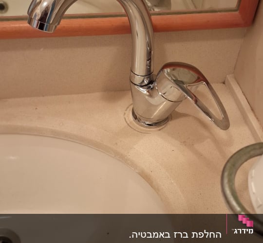 ברז כיור בחדר אמבטיה עם סבון על המדף